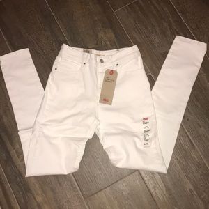 White Levi’s 721 High Rise Skinny 28x32 NWT